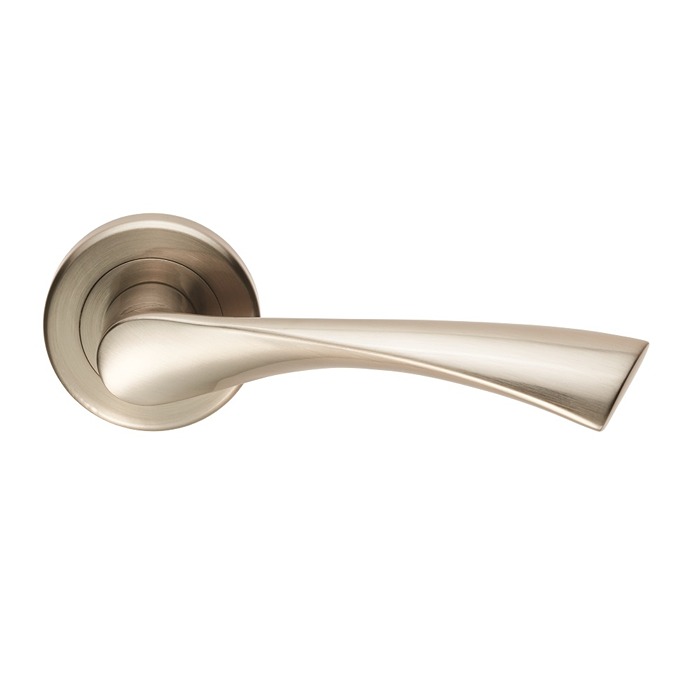 Venti Lever Door Handle on Round Rose